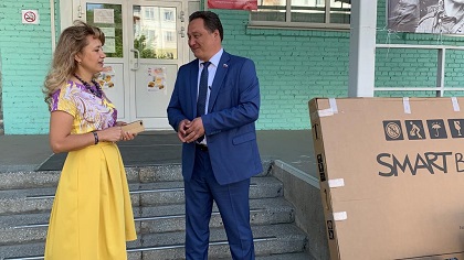 Спонсорскую помощь одной из школ Ангарска оказал депутат Александр Белов